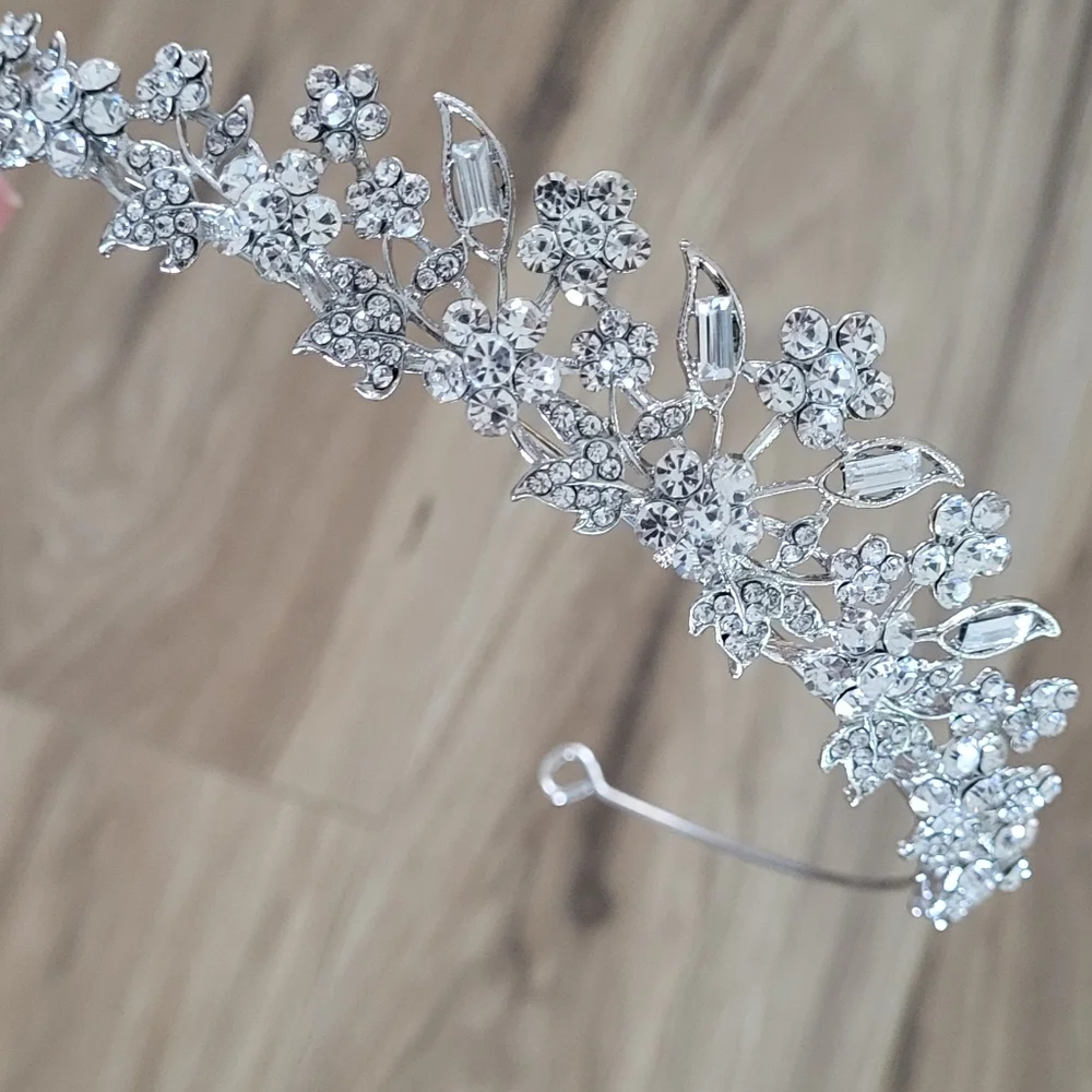 Wedding crown and veil - Picture 6 of 9